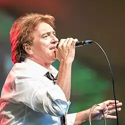 Howarth performing with The Hollies in 2017