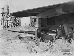 4.7-inch (120&nbsp;mm) gun protecting the anti-submarine boom at Fort Lytton, 1943[gallery 15]