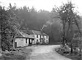 The inn in 1905, looking west along the B996 road from its junction with the old Great North Road. The building closest to the camera has since been demolished