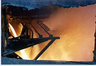 Molten slag flowing into a pelletizing plant&nbsp;[fr].
