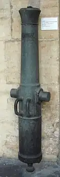 Rifled muzzle-loading gun "Canon de campagne de 4 rayé modèle 1858, L' Aubry". Caliber: 86&nbsp;mm (3.4&nbsp;in). Length: 1.43&nbsp;m (4&nbsp;ft 8&nbsp;in). Weight: 327&nbsp;kg (721&nbsp;lb). Ammunition: 37&nbsp;kg (82&nbsp;lb) shell. Bronze, cast in Toulouse in 1859, re-tubed with steel.