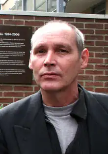 Photograph of Carsten Egggers working on the bust of Rudi Carrell