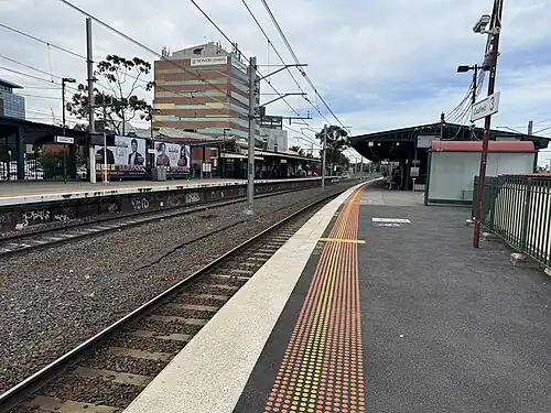 South-east bound view from Platform 3 facing towards Platform 4