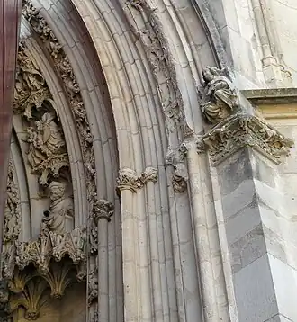 Surviving pre-1793 sculpture around the portal