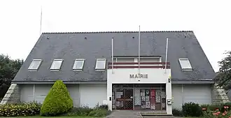The town hall in Dinéault