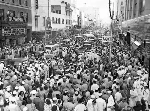 Image 6Soldiers and crowds in Downtown Miami 20&nbsp;minutes after Japan's surrender ending World War II (1945). (from History of Florida)