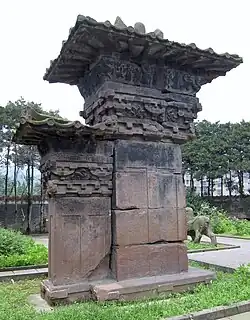 A stone-carved que 6&nbsp;m (20&nbsp;ft) in height from the Eastern Han, at the tomb of Gao Yi in Ya'an, Sichuan[398]