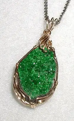 Pendant in uvarovite, a rare bright-green garnet. The long dimension is 2&nbsp;cm (0.8&nbsp;inch)
