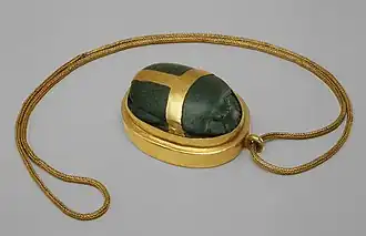 Heart scarab of Hatnefer; 1492–1473&nbsp;BC; serpentine (the scarab) and gold; 5.3 × 2.8&nbsp;cm; chain: 77.5&nbsp;cm; Metropolitan Museum of Art