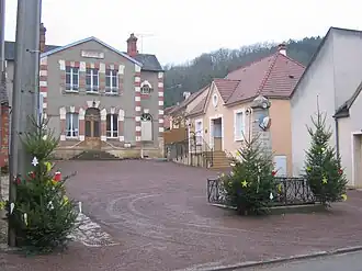 The town hall in Lucy