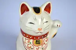 A maneki-neko with calico coloring