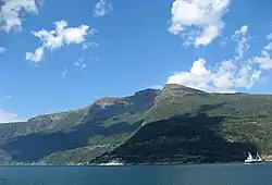 View from Brimnes ferry quay. The ferry is crossing nn:Eidfjorden (Bruravik-Brimnes).