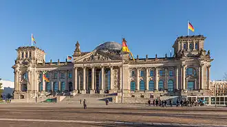 Reconstructed Reichstag becomes seat of Bundestag in 1999.