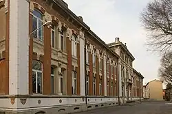 Primary school building viewed from the street.