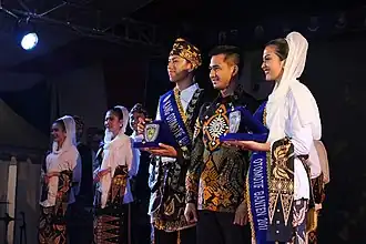 Smiling young people in a contest