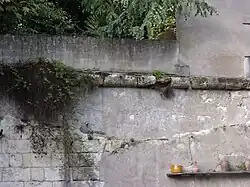 On Rue Victor-Hugo, remnants of the curtain wall (wall and molding) of the Saint-Joseph bastion have been preserved.