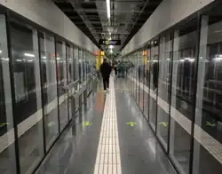 The narrow corridor that connects the platforms of Line 4 and Line 11