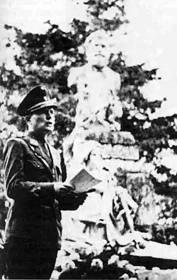 Vinko Nikolić holding a speech at the grave of Ante Starčević