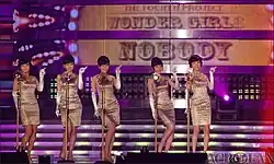 An image of the Wonder Girls on the stage, wearing identical clothes.